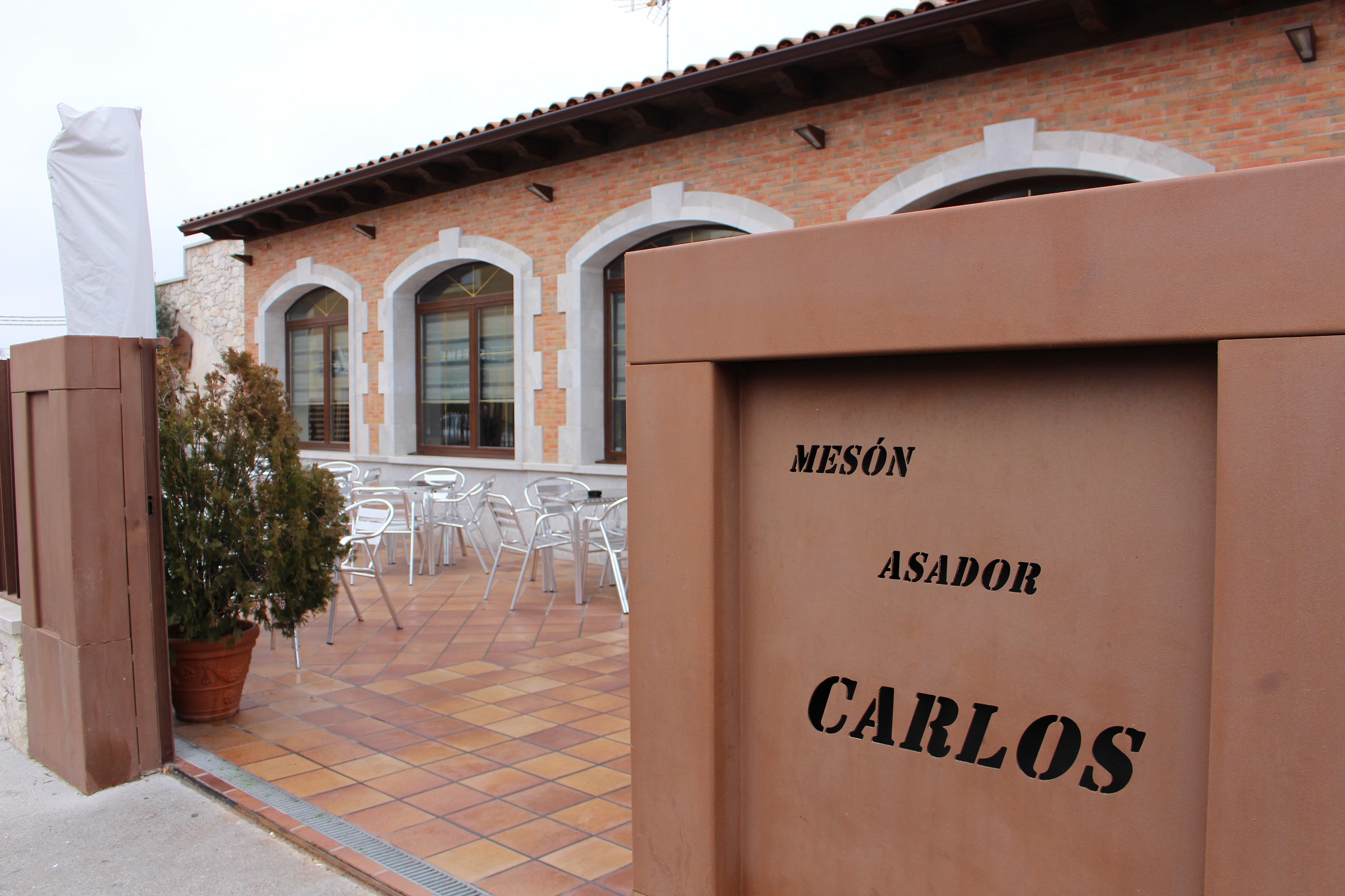 una larga tradición pinchos de lechazo en mesón asador Carlos en Traspinedo Valladolid
