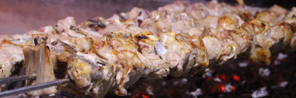 pinchos de lechazo al sarmiento en mesón asador Carlos en Traspinedo Valladolid