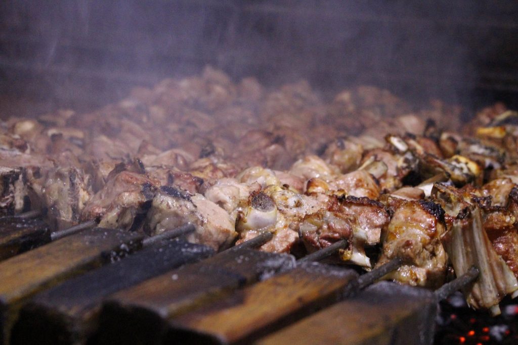 pinchos de lechazo en mesón asador Carlos en Traspinedo Valladolid