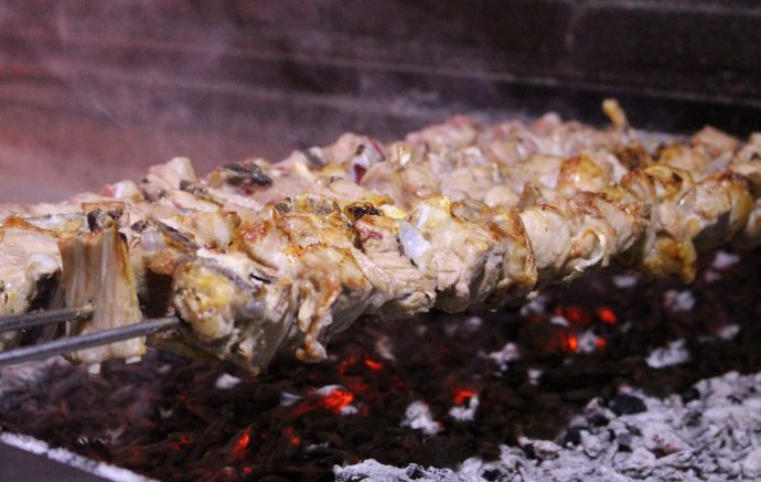 pinchos de lechazo al sarmiento en mesón asador Carlos en Traspinedo Valladolid